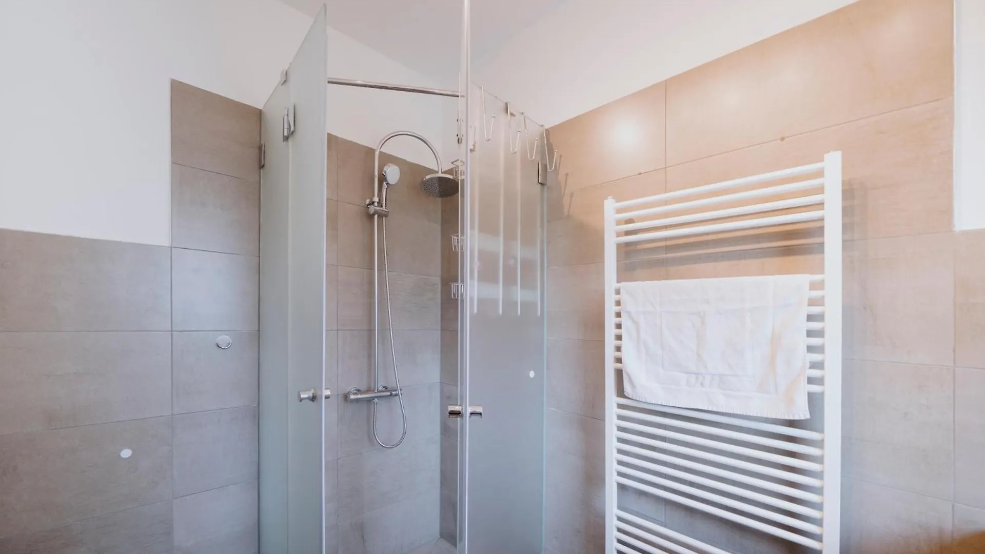 Lovely Apartment With Balcony - Cozy , Near Kadewe & Kurfuerstendamm ベルリン 0*,  ドイツ